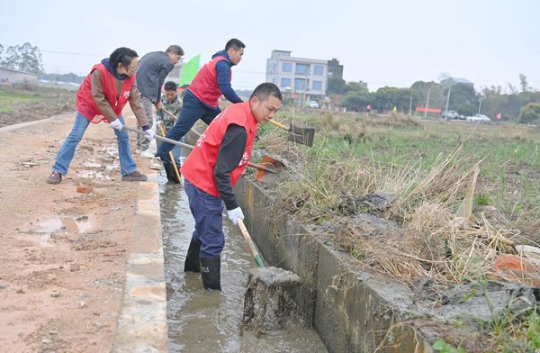 干部職工與志愿者進行水渠清淤