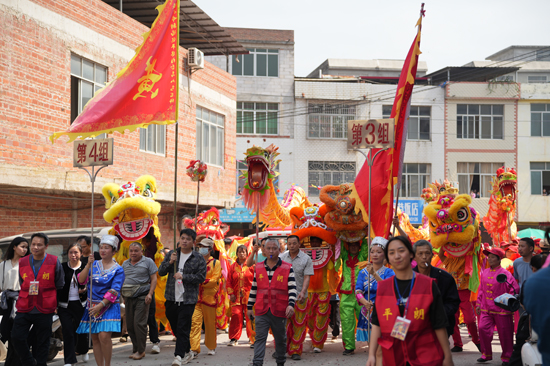 志愿者為安全有序的現(xiàn)場秩序保駕護航