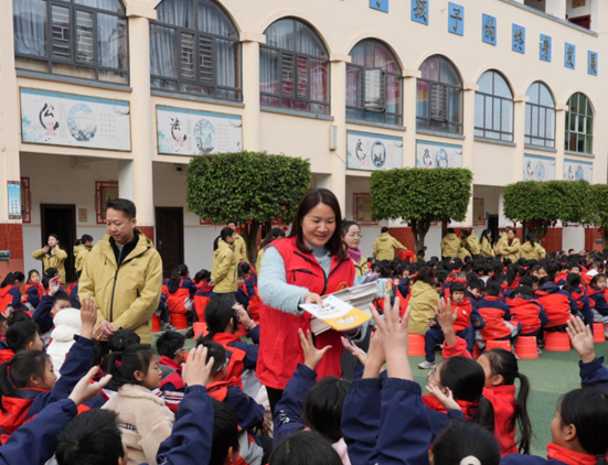 工作人員發(fā)放“護(hù)苗”宣傳手冊(cè)