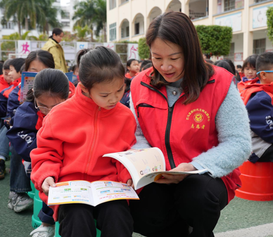 工作人員向?qū)W生講解“掃黃打非”相關(guān)知識(shí)