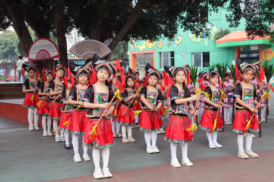 銅錢(qián)舞蹈隊(duì)的學(xué)生在練習(xí)《銅錢(qián)舞》基本動(dòng)作