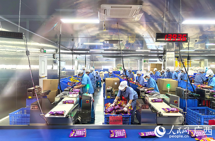 柳州螺螄粉現(xiàn)代化生產(chǎn)車間。人民網(wǎng) 付華周攝