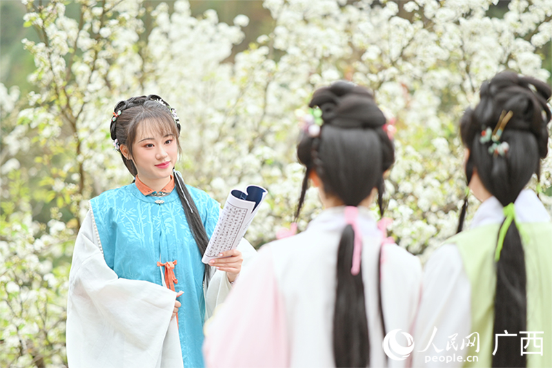 身穿漢服的游客在梨花谷打卡拍照。人民網 馮肖慧攝