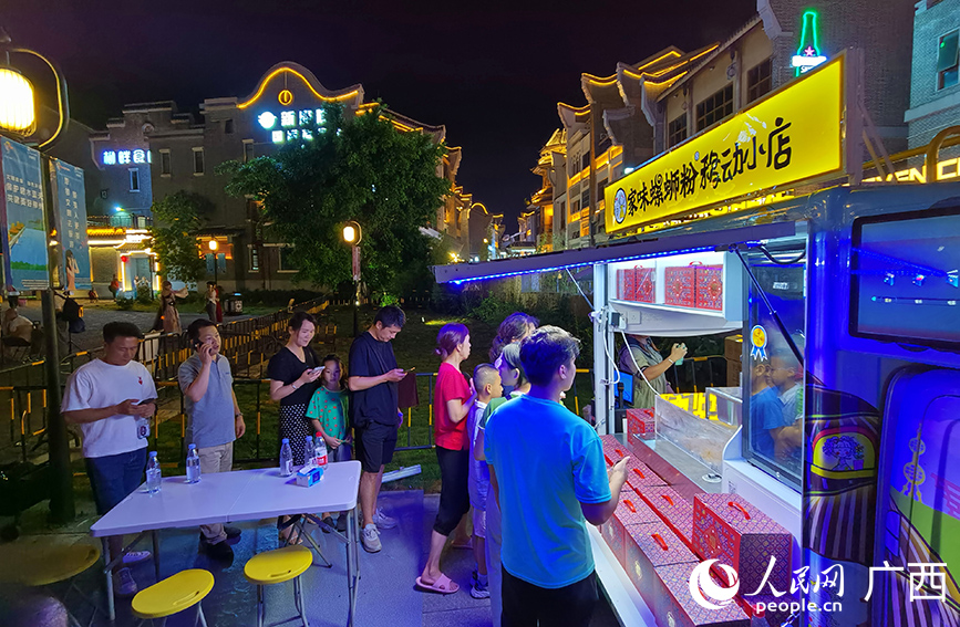 市民游客在柳州窯埠古鎮(zhèn)排隊等待嗍粉。人民網(wǎng) 付華周攝