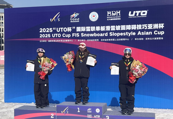 甘佳佳(左一)領(lǐng)獎(jiǎng)