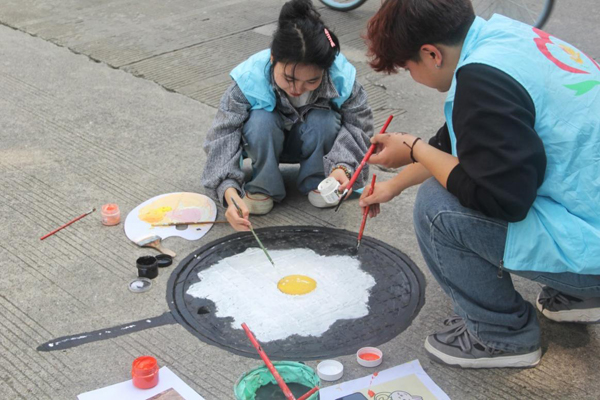 校園井蓋涂鴉活動。廣西大學(xué)供圖