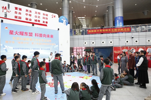 南寧市翡翠園學(xué)校學(xué)生進(jìn)行國際數(shù)棋團(tuán)體賽展示。王靖山攝