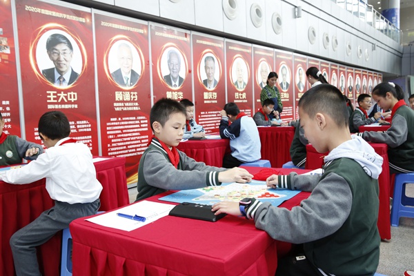 南寧市翡翠園學(xué)校學(xué)生進(jìn)行國際數(shù)棋個(gè)人賽展示。王靖山攝