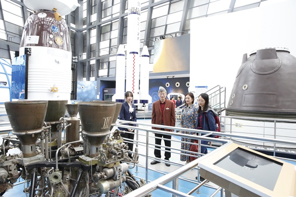 新加坡環(huán)球科學(xué)中心專家參觀航天世界展廳。王靖山攝