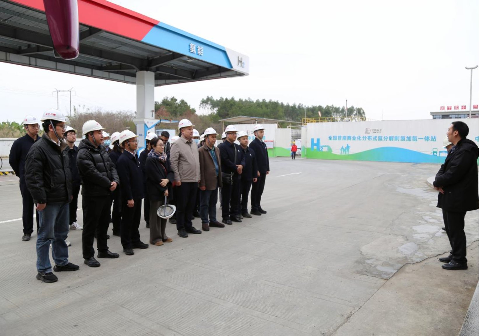 參訓(xùn)人員赴中石化南寧石油分公司振興加油站現(xiàn)場觀摩學(xué)習(xí)