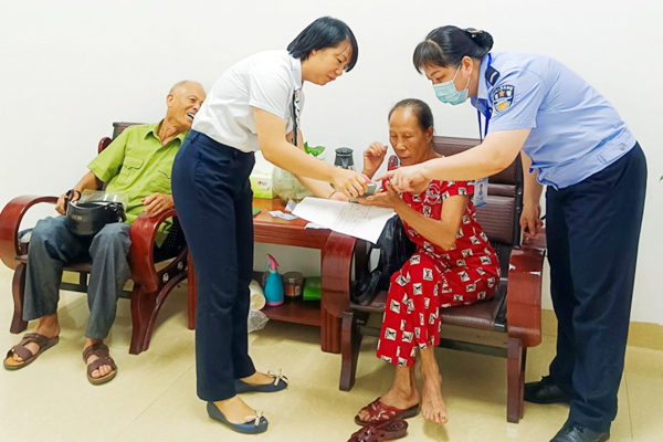 “辦不成事”反映窗口工作人員向老年人解答辦事疑惑。劉兆定攝