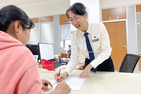 投資項(xiàng)目審批綜合窗口工作人員指導(dǎo)企業(yè)開(kāi)展水利工程項(xiàng)目并聯(lián)審批申報(bào)工作。陸紅艷攝