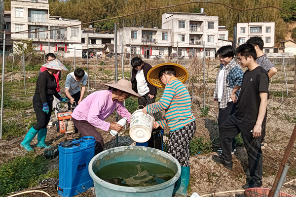 “節(jié)水課堂”進(jìn)田間。