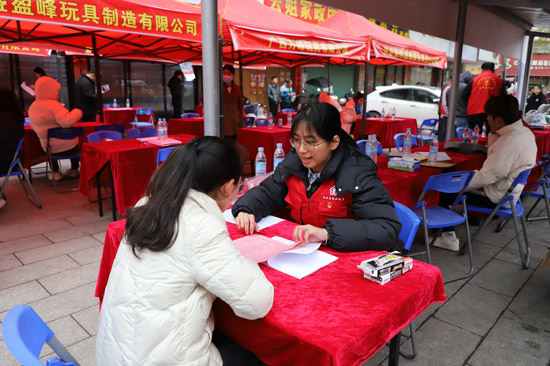 興業(yè)縣舉辦人才招聘會。興業(yè)縣委組織部供圖