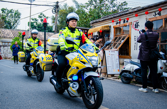 北海市公安“鐵騎”在大街小巷穿梭巡邏