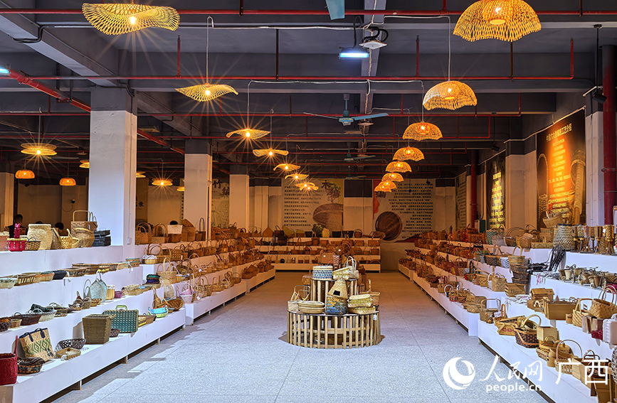 平南縣平山編織工藝園展廳琳瑯滿目的竹木芒藤編織品。人民網 付華周攝