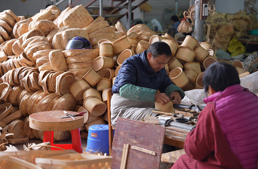 平山鎮(zhèn)一手工作坊，工人正在編織實用提籃。饒小宇攝