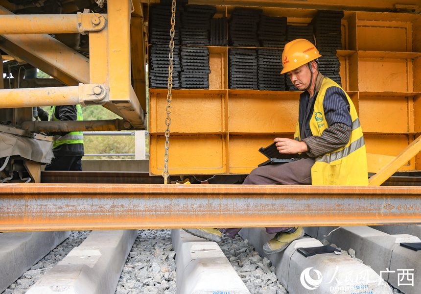 工作人員在安裝墊片。人民網(wǎng)記者 王勇攝