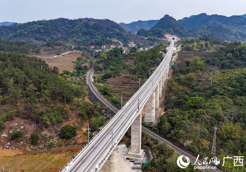 南憑高鐵崇憑段全線鋪軌完成。人民網(wǎng)記者 王勇攝