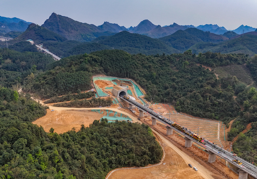 鋪軌機(jī)將最后一段500米長鋼軌鋪設(shè)在南憑高鐵崇憑段憑祥東站雙線大橋上。韋建松攝