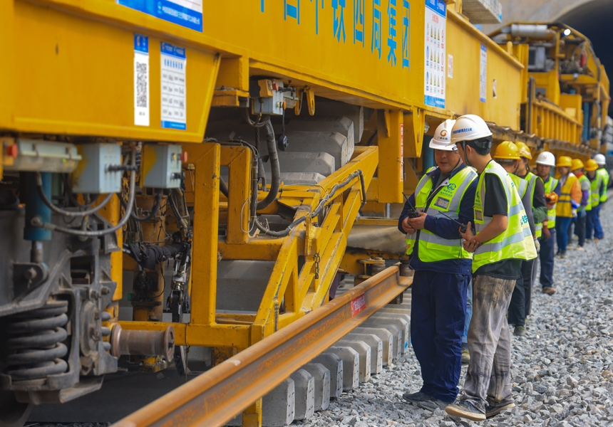 施工人員在盯控鋪軌機(jī)作業(yè)。封榮權(quán)攝