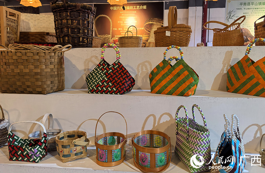 “老手藝”編出時尚工藝品。人民網 付華周攝