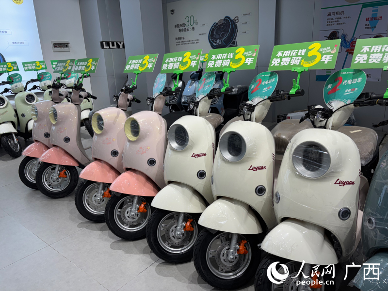 電動車銷售企業(yè)推出優(yōu)惠活動。人民網(wǎng) 何寧攝