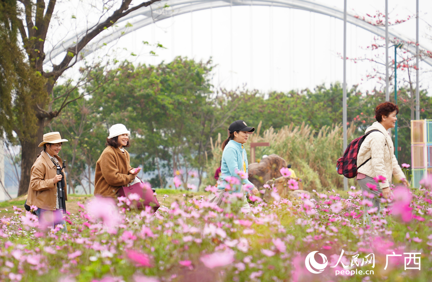市民走進公園感受春天的詩意與美好。