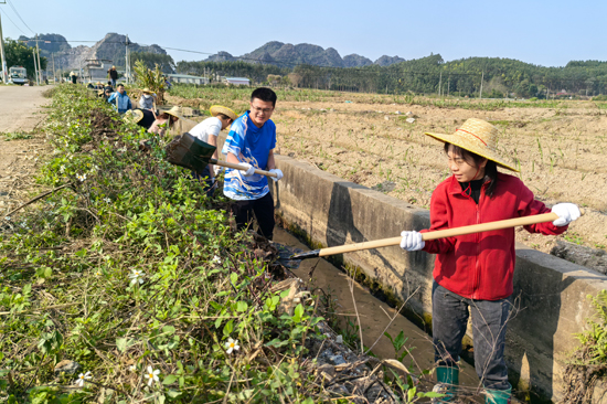 干部群眾清理水渠淤泥雜草