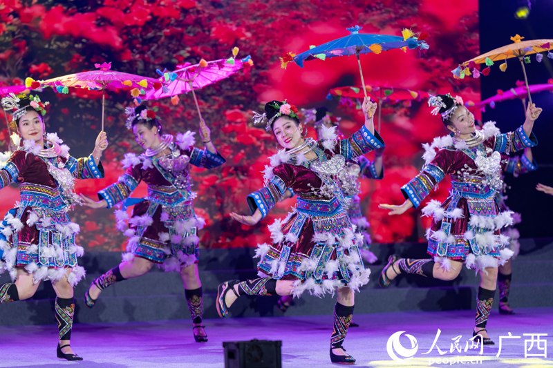 融水苗族自治縣民族文工團(tuán)帶來女子群舞《呀嗚，幸福苗山》。