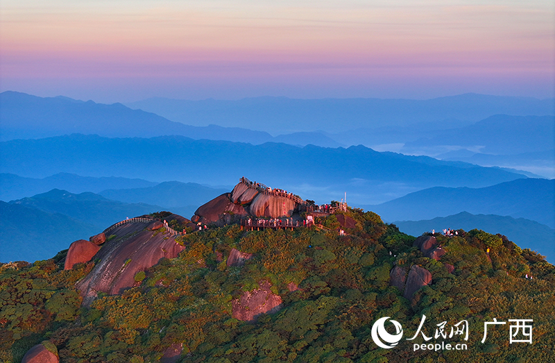 “華南之巔”貓兒山。人民網(wǎng) 雷琦竣攝
