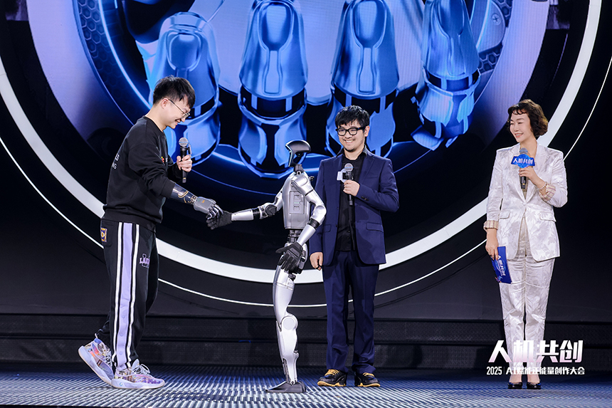 強(qiáng)腦科技體驗(yàn)官用仿生手與機(jī)器人握手。主辦方供圖