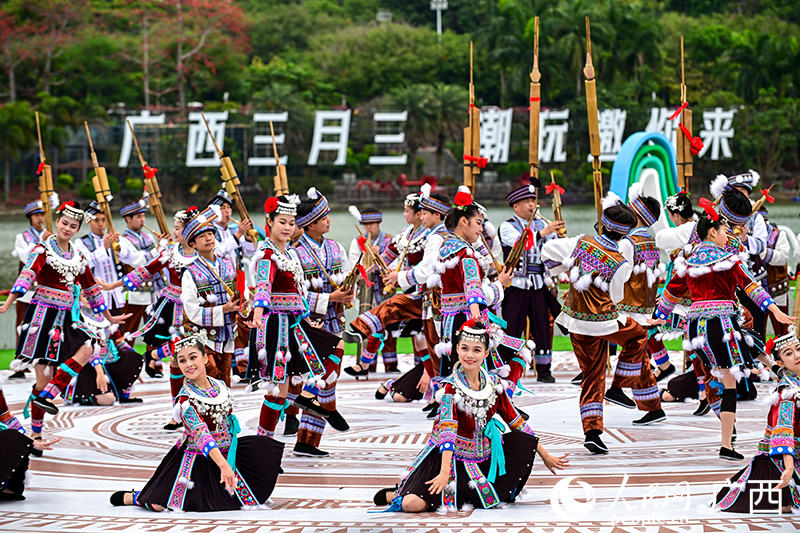 載歌載舞，共度三月三。人民網(wǎng) 雷琦竣攝