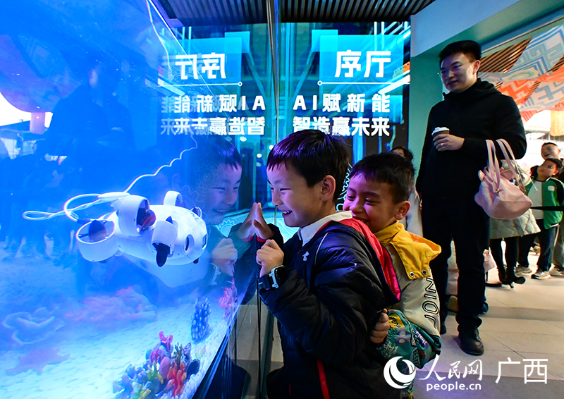 孩子們對AI展館十分好奇。人民網(wǎng) 雷琦竣攝