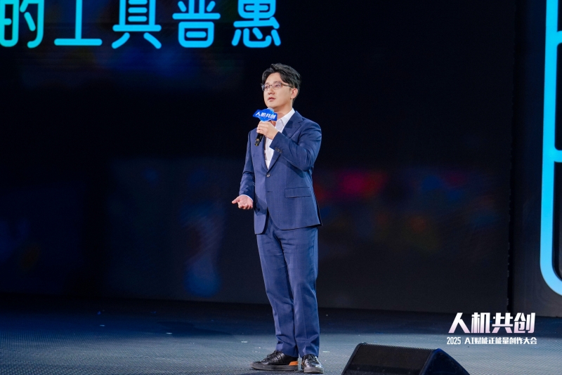 楊遠(yuǎn)熙向觀眾介紹可靈AI。人民視頻供圖