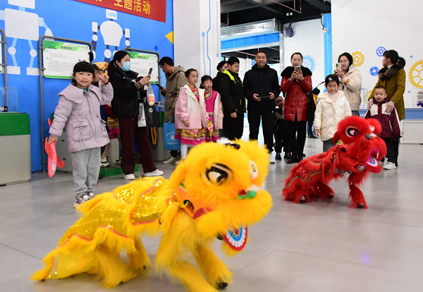 政協(xié)委員和觀眾觀看機(jī)器狗表演