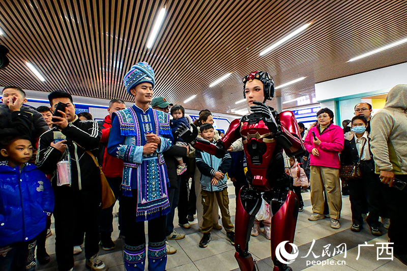 “廣西山歌王”與AI人形機器人對唱山歌。人民網(wǎng) 雷琦竣攝