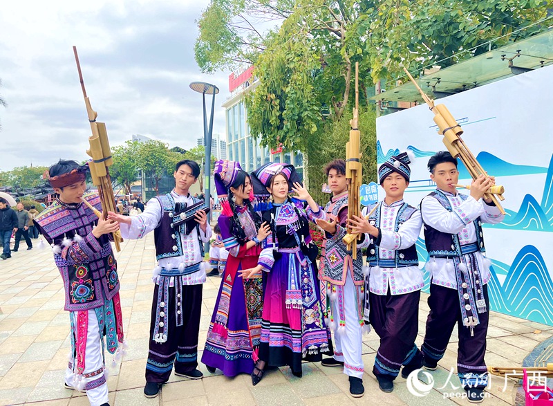 年輕人穿上民族服裝歡慶佳節(jié)。人民網(wǎng) 韋歡攝