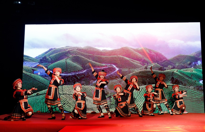 文藝晚會(huì)中表演的節(jié)目民族氛圍濃厚。