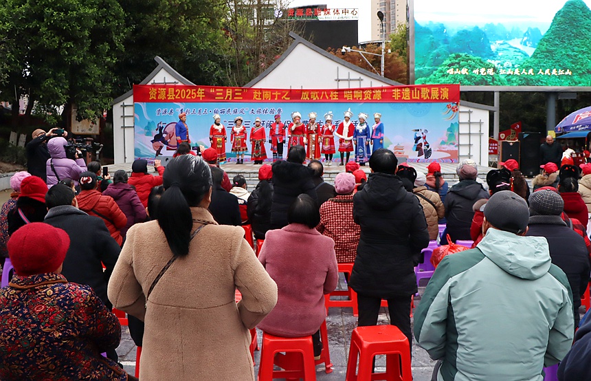 非遺山歌展演現(xiàn)場(chǎng)，熱鬧非凡