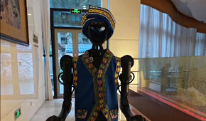 機(jī)器人來了廣西都得唱山歌“唱山歌，這邊唱來那邊和……”3月29日，“人機(jī)共創(chuàng)·2025AI賦能正能量創(chuàng)作大會”舉辦期間，機(jī)器人身穿壯族服裝，有模有樣地唱起了《山歌好比春江水》。不少網(wǎng)友直呼：“什么，機(jī)器人來了廣西都會唱山歌了？”“這屆AI太厲害！”