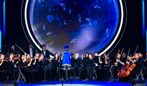 看機(jī)器人如何“帶節(jié)奏”在“人機(jī)共創(chuàng)·2025AI賦能正能量創(chuàng)作大會”上，智能機(jī)器人“智音”身穿民族服裝，執(zhí)棒指揮廣西交響樂團(tuán)，圓滿演繹中央音樂學(xué)院人工智能作曲系統(tǒng)創(chuàng)作的AI管弦樂《歡迎》，全場掌聲此起彼伏。這場合奏實(shí)現(xiàn)了科技與藝術(shù)的雙向奔赴。