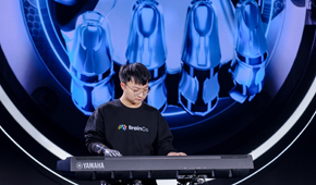 斷臂小伙用仿生手彈奏《大魚》在2025AI賦能正能量創(chuàng)作大會現(xiàn)場，25歲的周鍵用智能仿生手為現(xiàn)場觀眾彈奏了一首《大魚》。周鍵在12歲那年因一場意外失去了右手，2022年，仿生手讓他時隔多年再次感受到“右手”的存在，重新“掌握”生活。