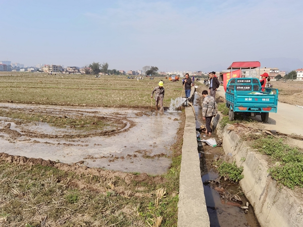 抗旱保春灌。