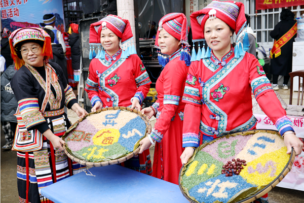 五色糯米飯展示。