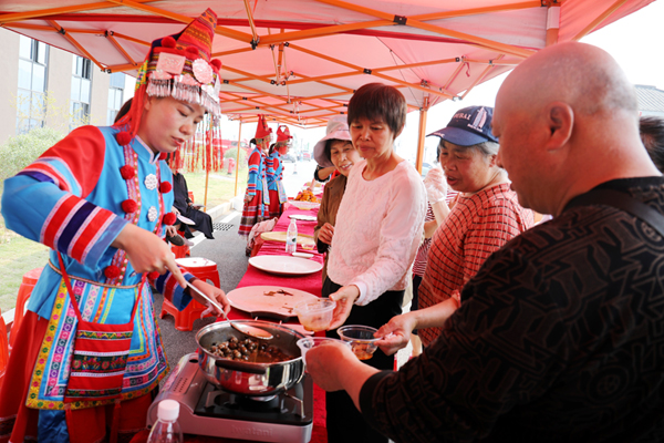 游客品嘗特色小吃。