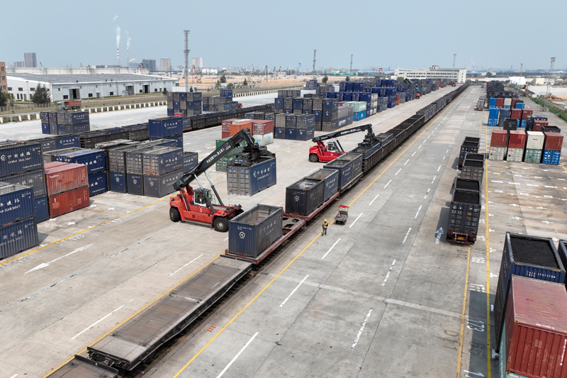 圖為廣西欽州鐵路集裝箱中心站內(nèi)，一臺(tái)正面吊正在吊裝集裝箱貨物。何家海攝