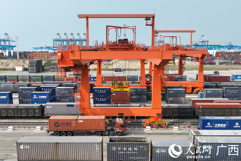 圖為廣西欽州鐵路集裝箱中心站內(nèi)，自動(dòng)化龍門(mén)吊正在吊裝汽運(yùn)集裝箱貨物。陳磊攝