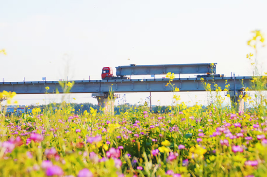 柳梧鐵路春日建設(shè)場(chǎng)景。趙楊波攝