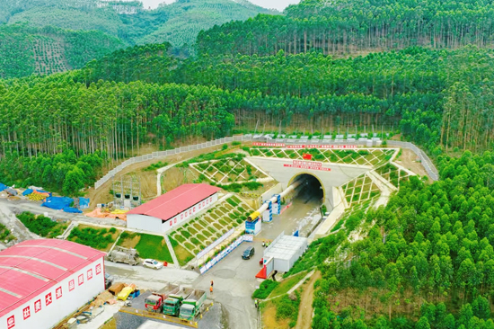 柳梧鐵路樂(lè)業(yè)隧道貫通。胡飛宇攝